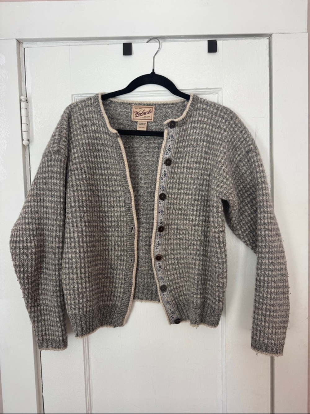 Beautiful WoolrichWomen’s Gray Houndstooth Button Cardigan Sweater
